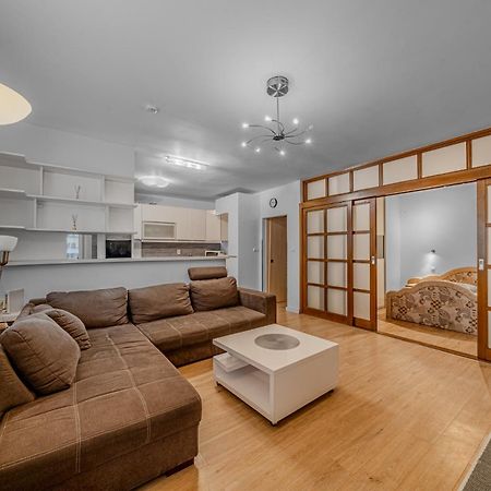 Huge Apartment Next To Train Station Close To The City Center Bratislava Exterior foto